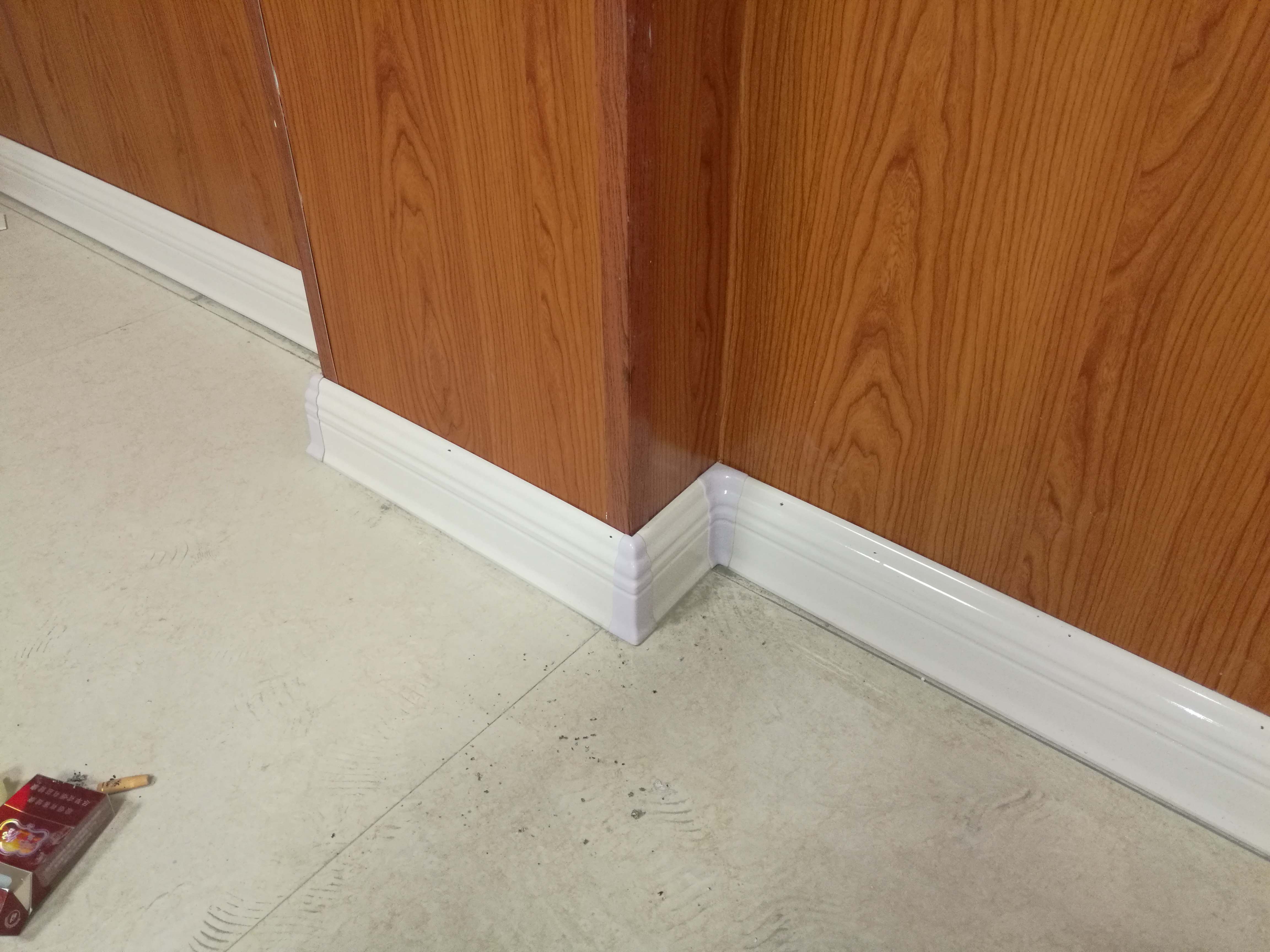 木纹板与白色踢脚效果线