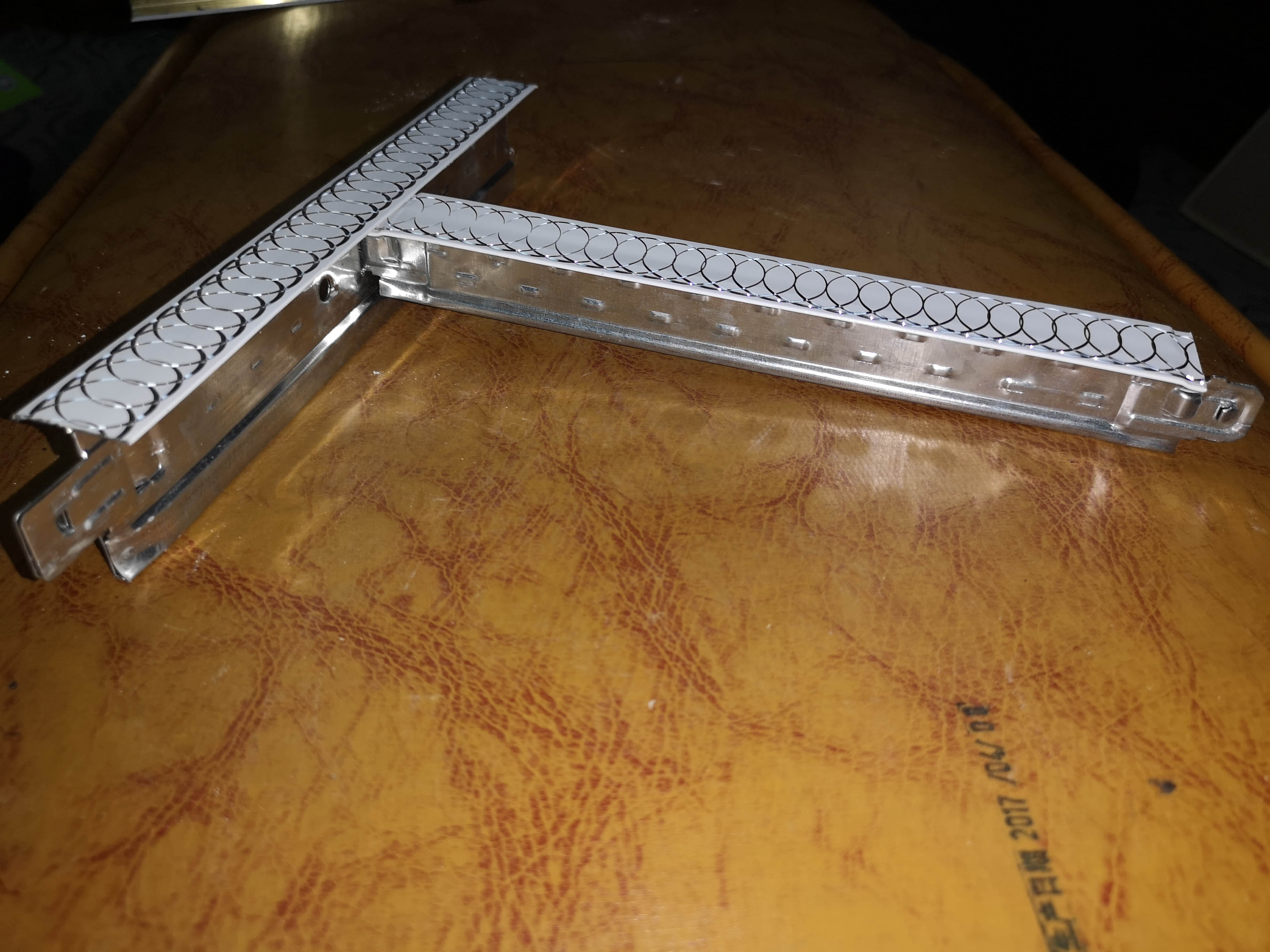 铝面雕花烤漆龙骨