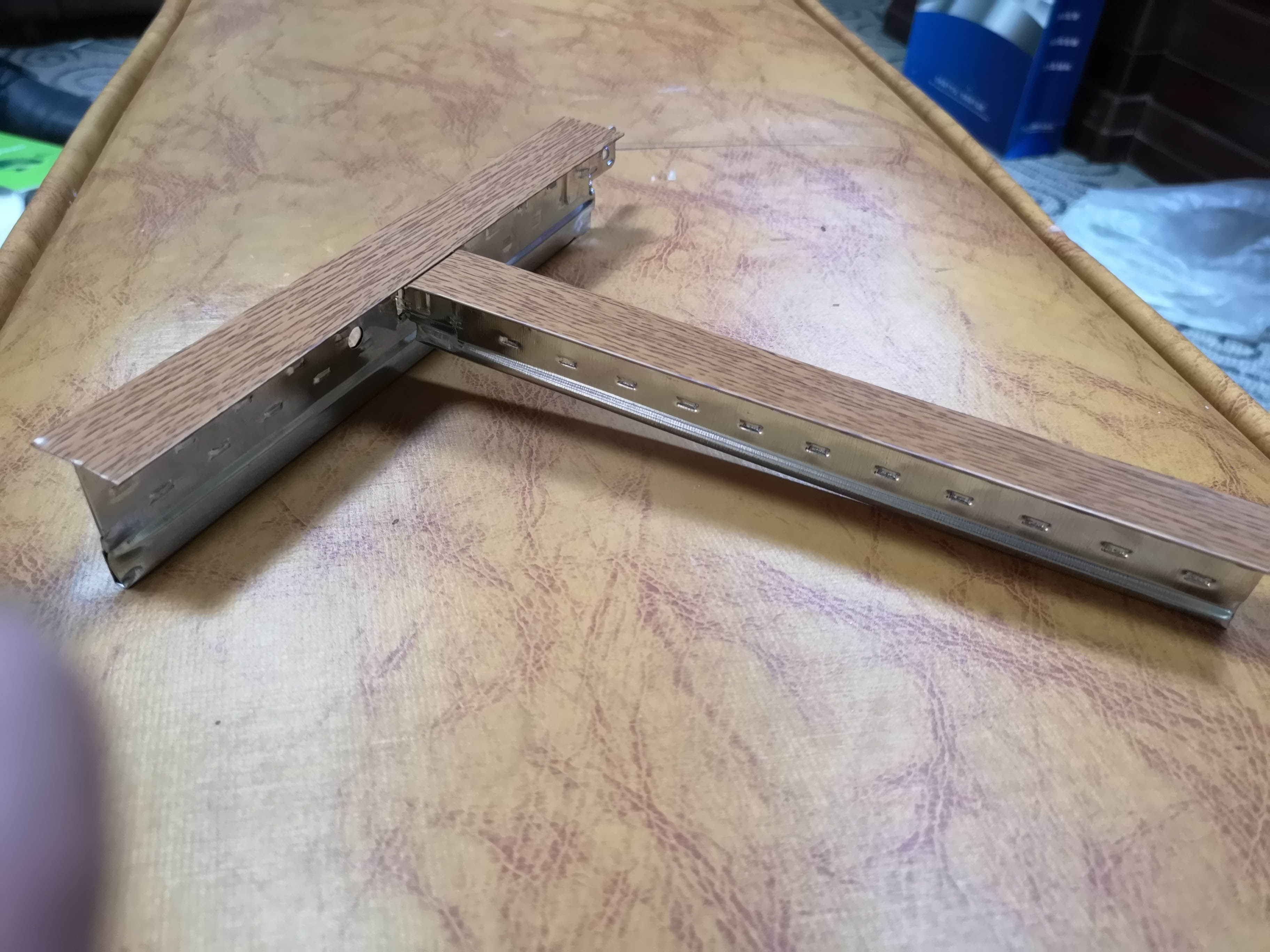 深色木纹烤漆龙骨