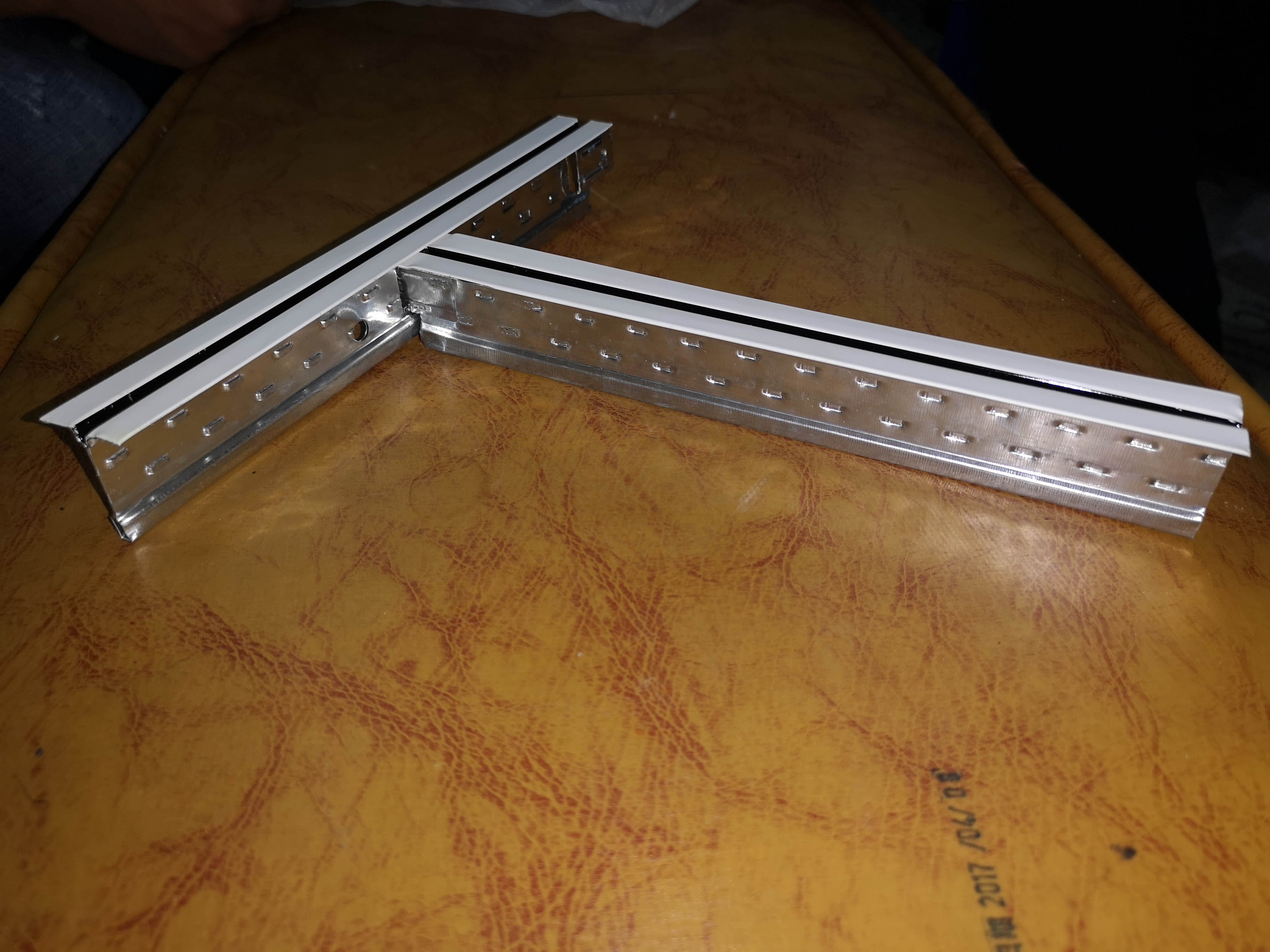 宽面黑线凹槽烤漆龙骨